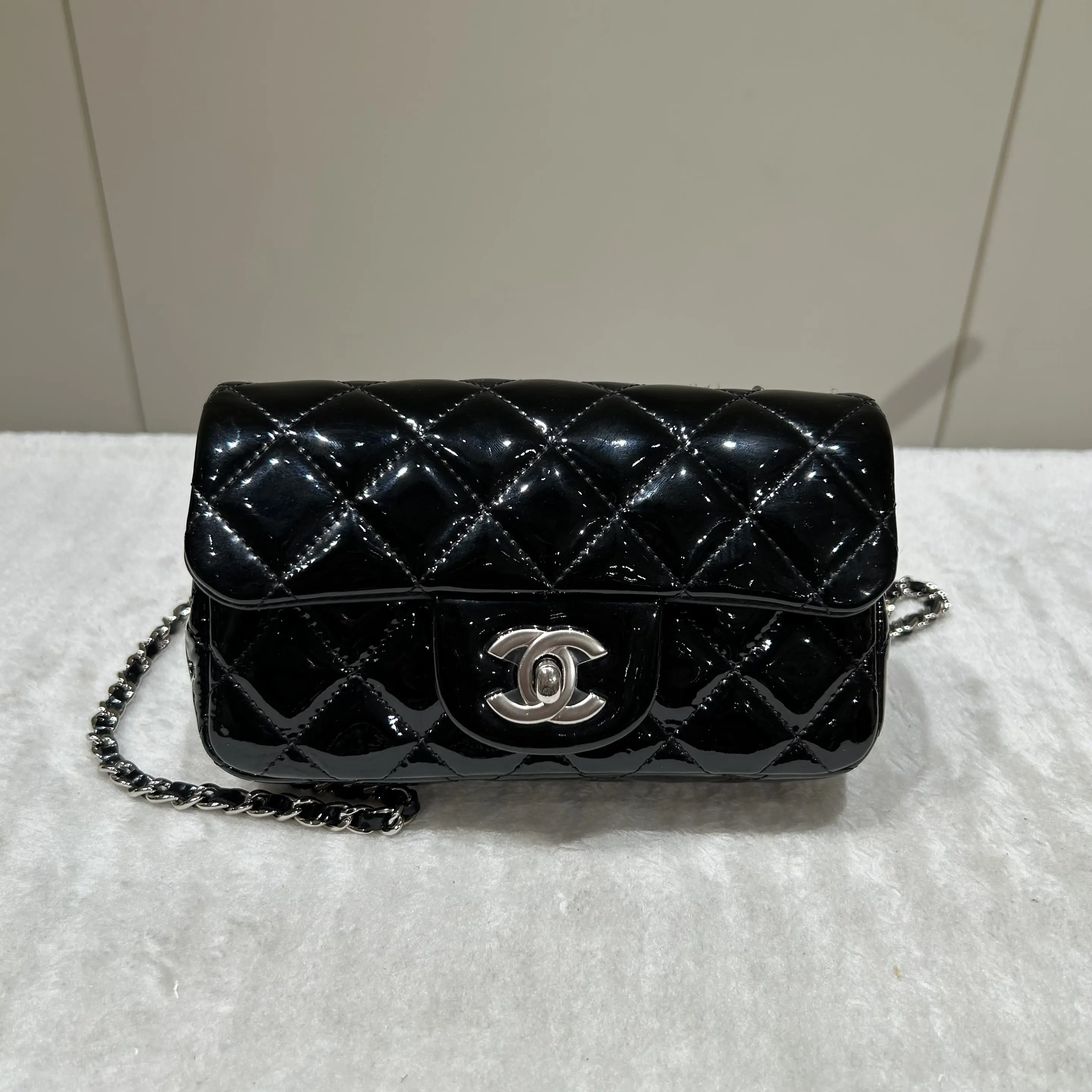 Pre-owned CHANEL leather Shoulder Bags Mini Classic Flap Black Patent Gloss Quilted Silver CC Lock Dainty Chain Everyday Crossbody Bag | 79298111