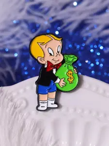 1PC Cartoon Vintage Richie Rich Theme Decorative Badge, Featuring Richie Rich Holding Green Money Bag, Suitable for Backpacks Jackets Hats, Ideal for Cartoon Enthusiasts Retro Collectors & Daily Fashion Accessories
