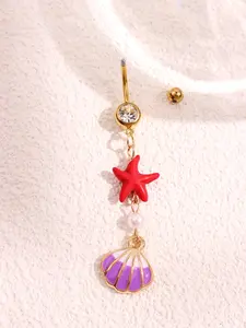 A Bohemian elegant and fashionable red starfish gradient shell pendant with a golden belly, suitable for beach and seaside vacations, wearing women's body jewelry
