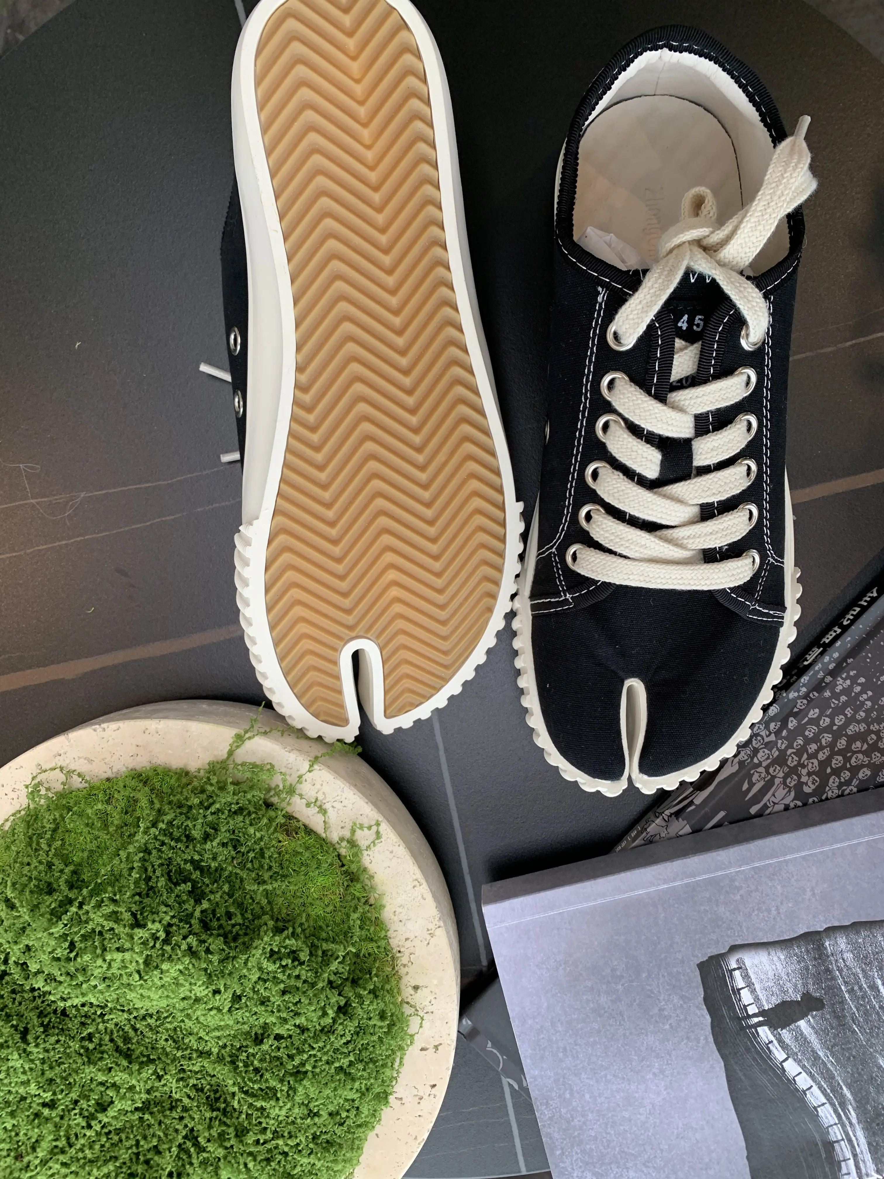 Women's Canvas Casual Sneakers - Classic Lace-Up Low-Top, Non-Slip Serrated Rubber Sole, Minimalist Street Style, 2 Colors, Ideal for Everyday Walking, Shopping