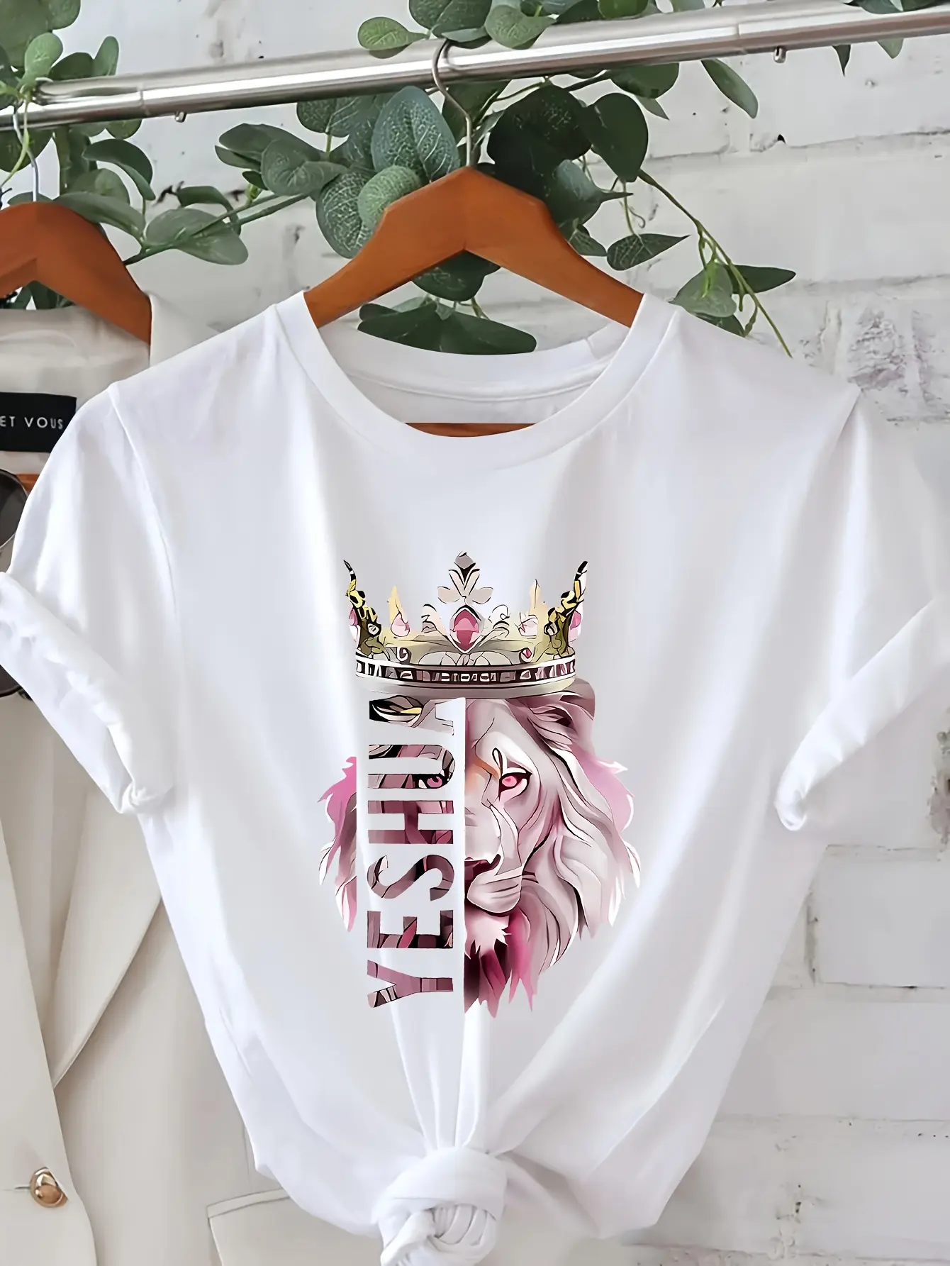 Women's Lion Crown and Lioness Pattern T-Shirt- Beige with Pink and Golden Letters, Short Sleeve Round Neck Casual Spring Summer Top, Christian Faith Clothing with Hebrew Text(Jeremiah, Lion of Judah Design), Machine Washable Casual Wear, Opaque Fabr