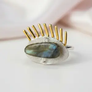 Golden Eyelashes Ring