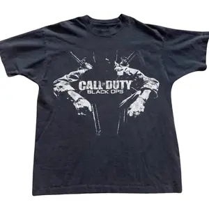 Call Of Duty Black Ops Graphic T-Shirt, Dual Pistol Soldier Silhouette Monochrome Classic Video Game Cover Illustration, Unisex Streetwear Tee For Gaming Fans, Retro Urban Outfit