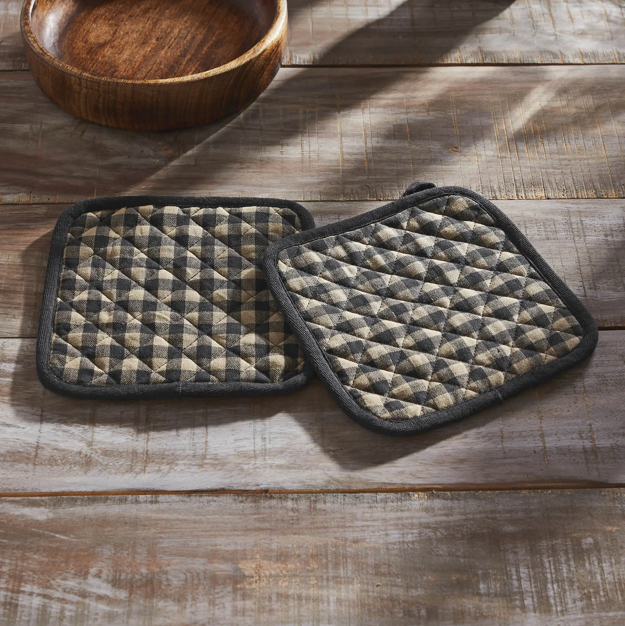 Blackstone Farm Classic Rustic Plaid Fabric Pot Holder Set of 2 - Cotton, Country Black Elegance, Durable, Machine-Washable, Hanging Loop, Heat-Resistant Kitchen Oven Bakeware Accessory