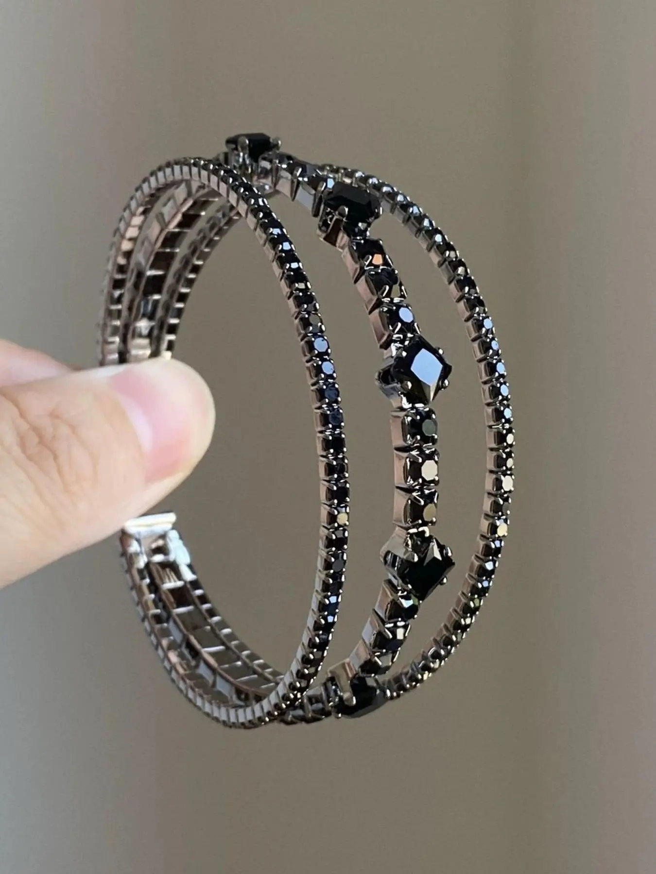 Fashionable Geometric Black Rhinestone Multi-layer Open Zinc Alloy Bracelet for Women, Simple and Elegant Temperament, Versatile Party Bracelet for Daily Use, Exquisite Trendy Bracelet, Trendy Bangle, Rhinestone Decor Bangles, Bangle Jewelry