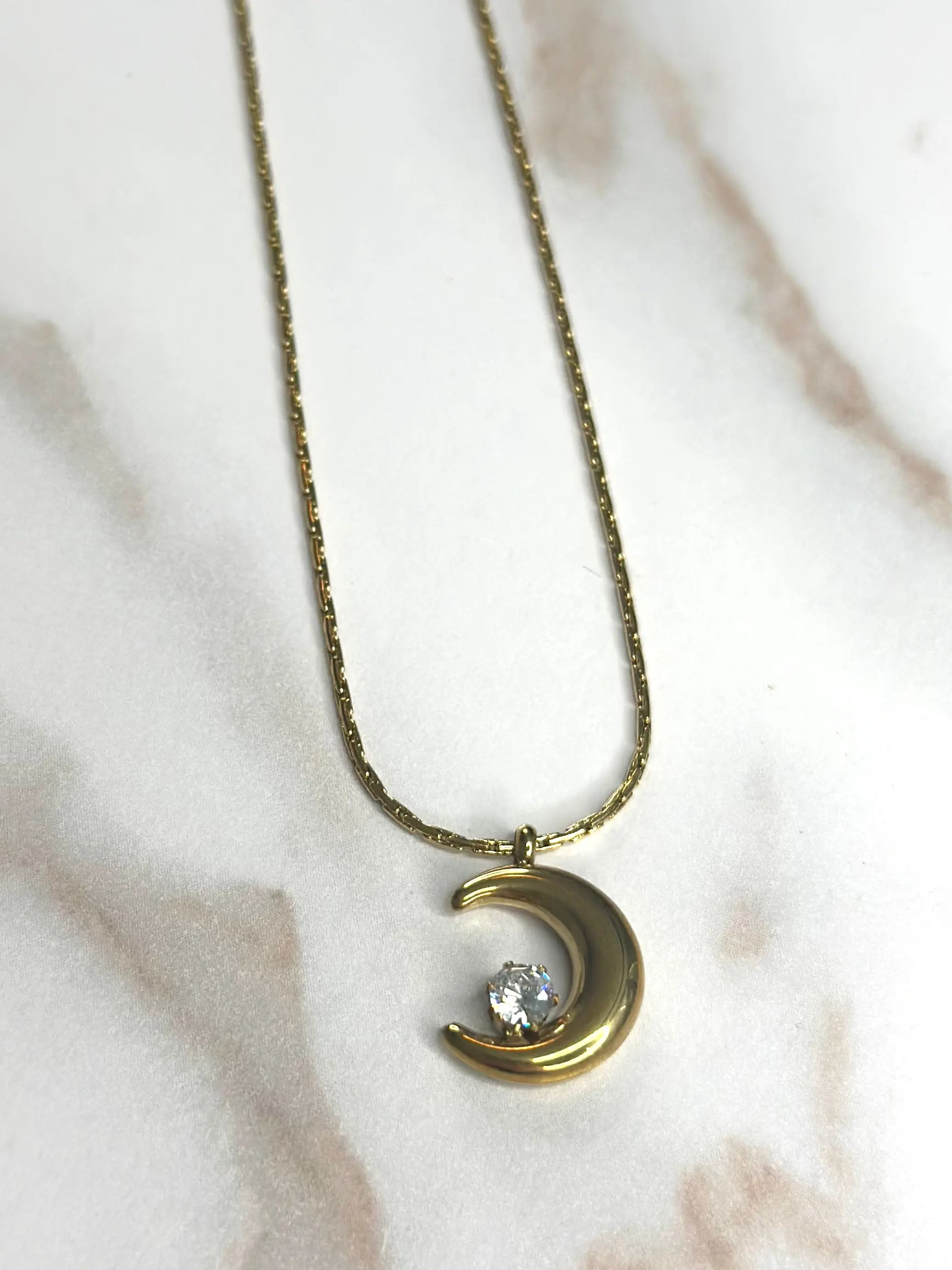 Crescent moon necklace GLD