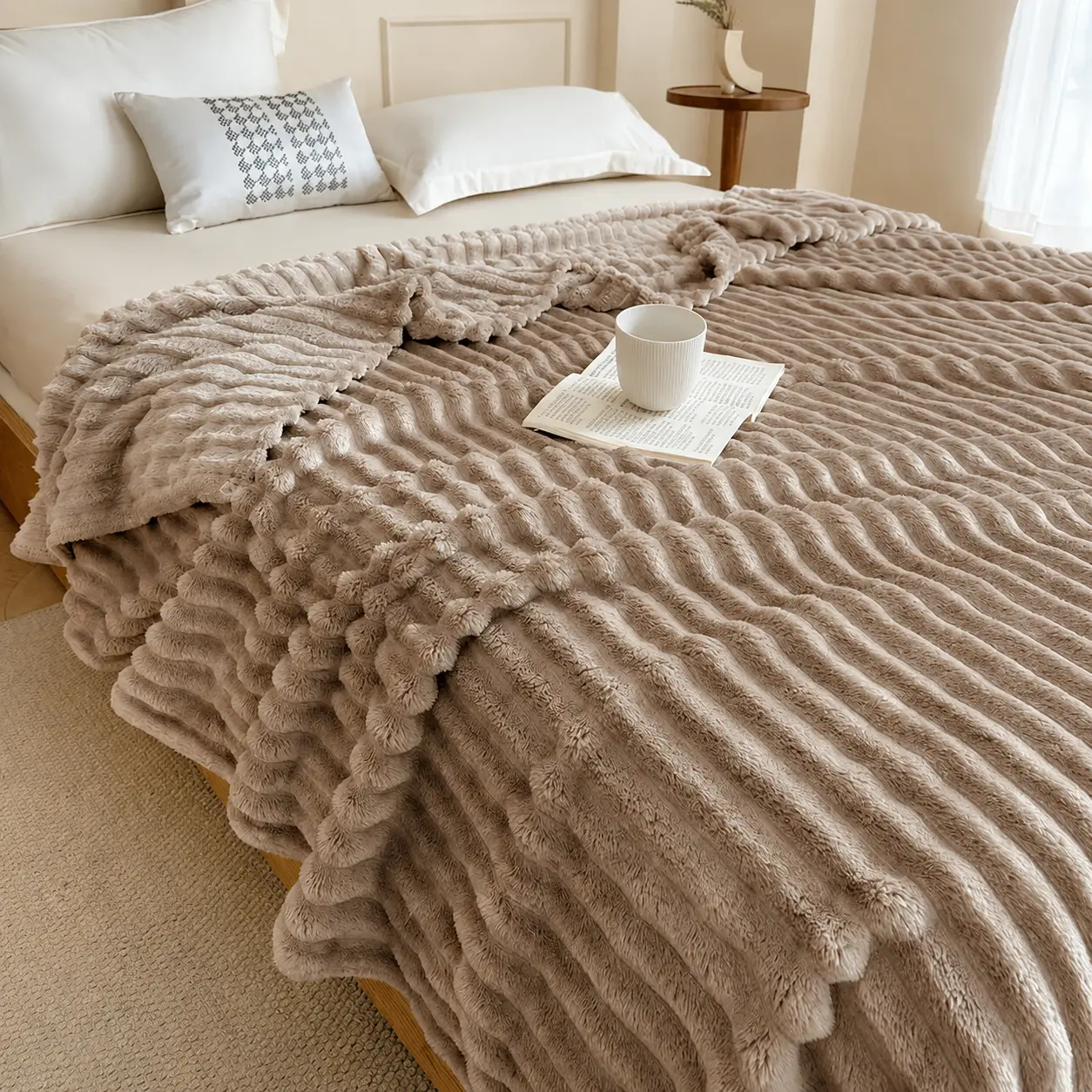 Raybee Summer Blanket for Cold AC Chill, Cozy Ultra-Soft Cloud-Like Blanket for Bed Couch, Office Survival Kit Blanket, Portable Cute Fleece Blanket for Travel, Camping, Bussiness Trip, Holiday Birthday Gifts for Family