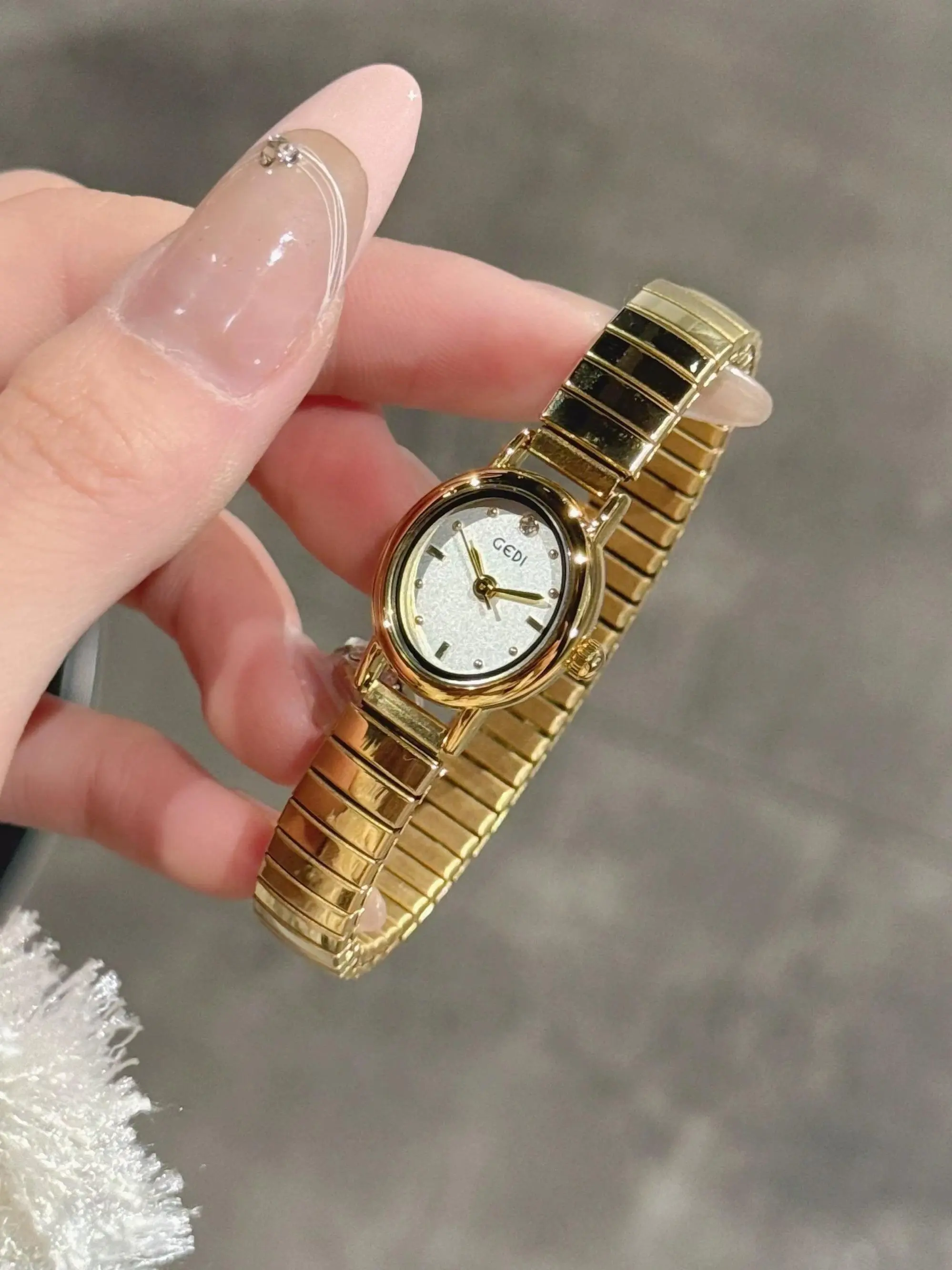 Women's Small Oval Watch, Elastic Band, Stainless Steel Expandable Bracelet, Elegant Analog Timepiece, Fashionable Wristwatch, Fashion Accessory for All Occasions, Quartz Wristwatch, Quartz Watches