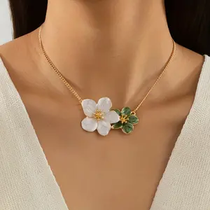 A fashionable pendant necklace for ladies, elegant and stylish, with a green and white flower-shaped pendant necklace
