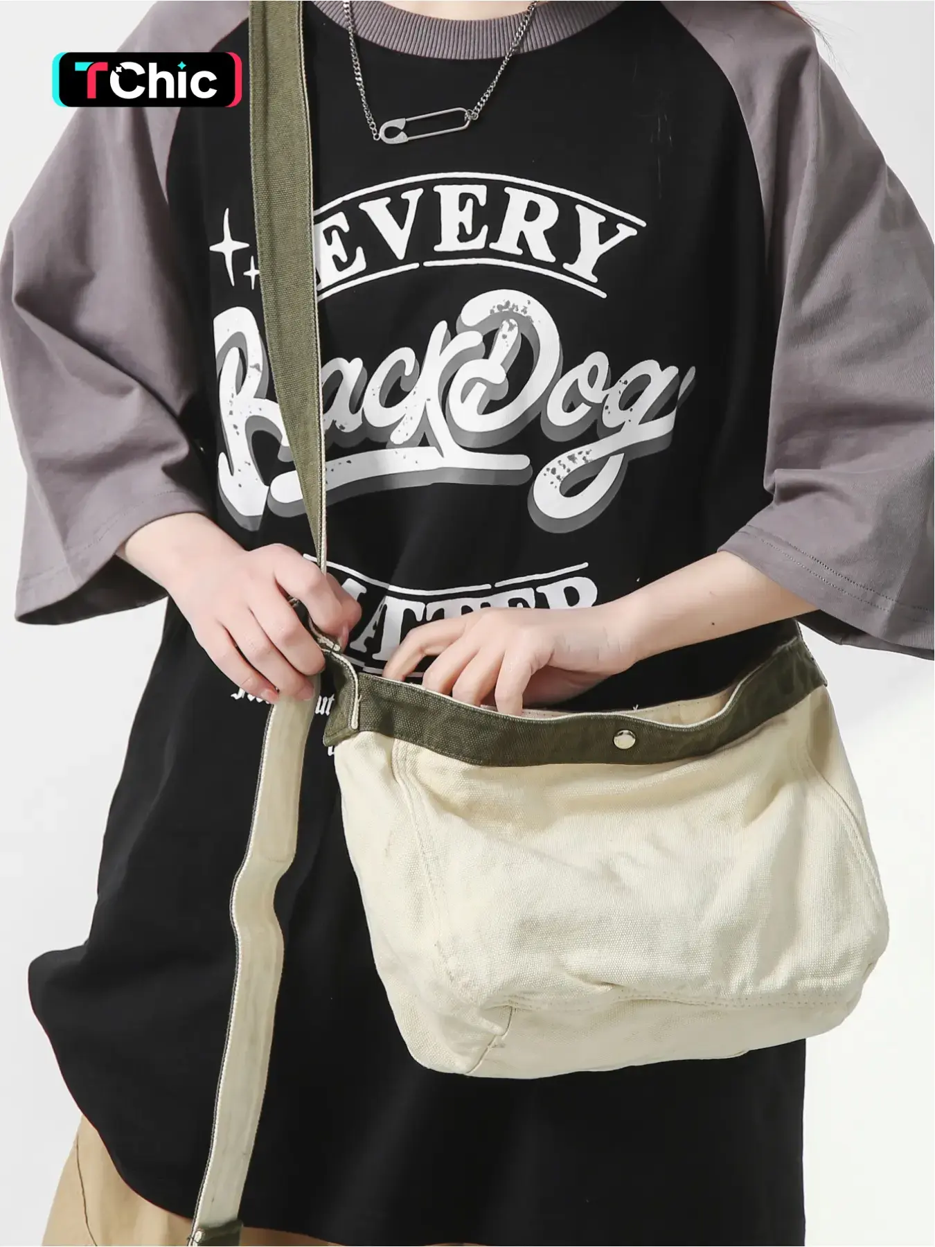 This relaxed, color-blocked casual crossbody bag has a street-style vibe. It's a large-capacity, lightweight canvas shoulder bag, Trendy crossbody bag, suitable for commuting, work, shopping, leisure outings, and everyday accessories.