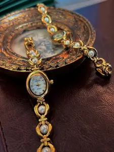 1pc Elegant ladies' wristwatch with Luxury Pearl & Crystal Inlaid Retro Fashion Women's Watch, Elegant quartz watch, Oval Pearl Dial, 30M Water Resistant, Suitable For Daily Wear, Parties