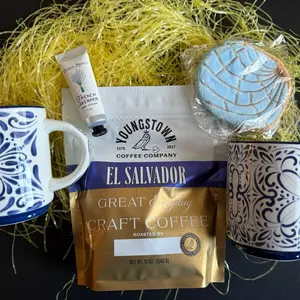 El Salvador Coffee Gift Set with 12 oz Coffee, 2 Randomly Selected Mugs, Blue Mexican Concha Coin Purse, Hand Lotion & NYC Inspired Sticker
