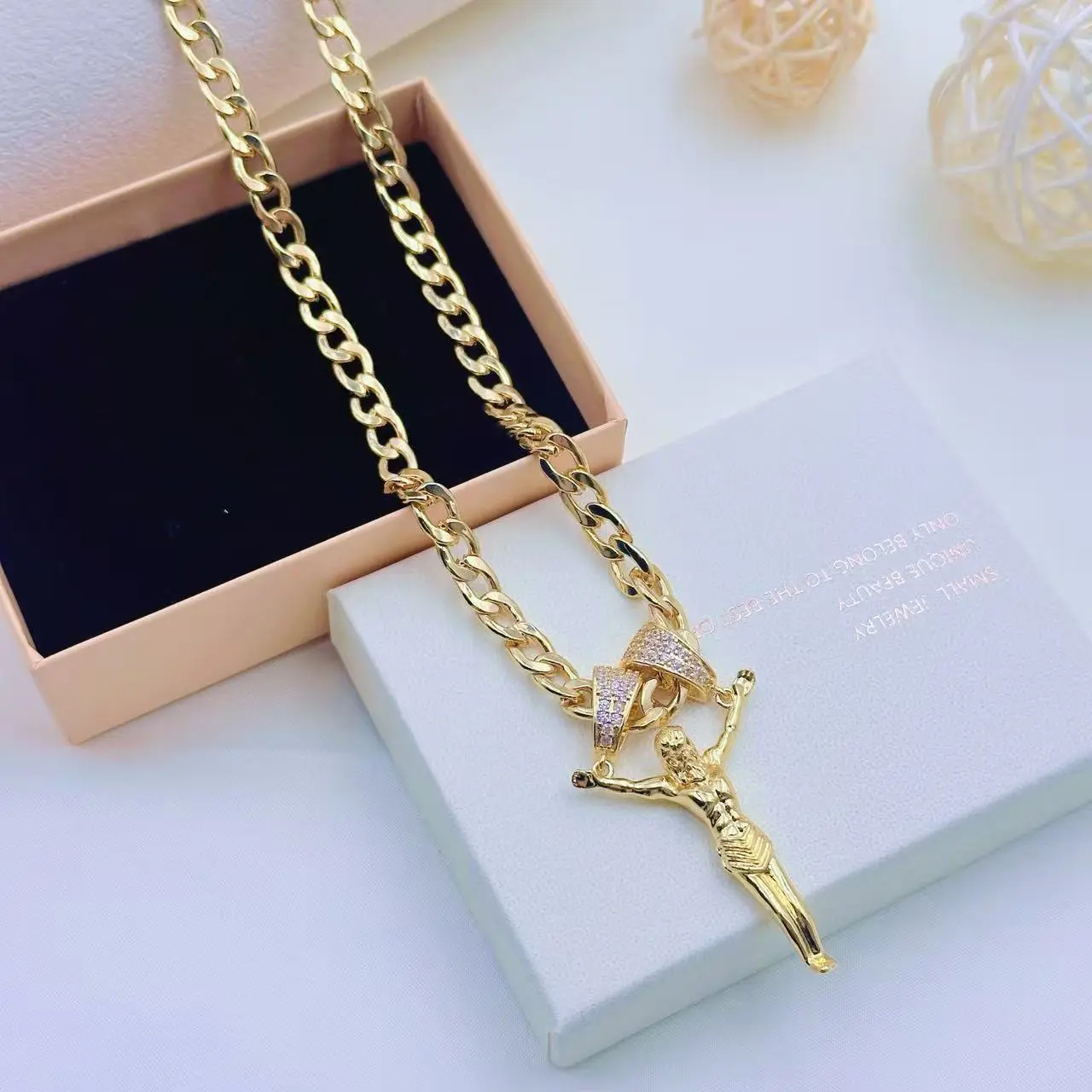 14K Gold-Plated Jesus Christ Pendant Necklace Unisex 3D Christ Pendant with Diamond Double Clasp 24-Inch Chain Religious Gold-Plated Jewelry Gift for Fashion Enthusiasts,Also suitable for everyday wear