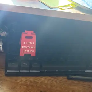 1pc “A LITTLE SIGN TO SAY I LOVE YOU” Desk Sign, Perfect for Valentine's Day and Birthday Gift for Girlfriend, Boyfriend or Family, Romantic Office Desktop Decoration, Small Family Decoration and Office Home Decor