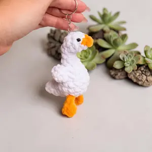 Mini Goose Crochet Keychain – Adorable No Sew Amigurumi Bird with Orange Feet and Beak for Keychains
