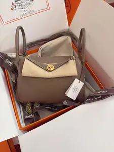 Pre-owned Hermes leather Tote Bags Lindy Tote Bag Classic Design, Versatile Use, Sleek Silhouette, Practical and Elegant Handbag for Casual and Formal Occasions