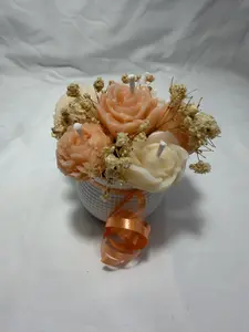 Mini bouquet de flores de cera.