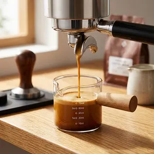 Double-spout concentrated coffee measuring cup with carved design, wooden handle with dual markings; heat- and cold-resistant coffee cup, milk cup, modern glassware for home, cafés, restaurants, and offices.