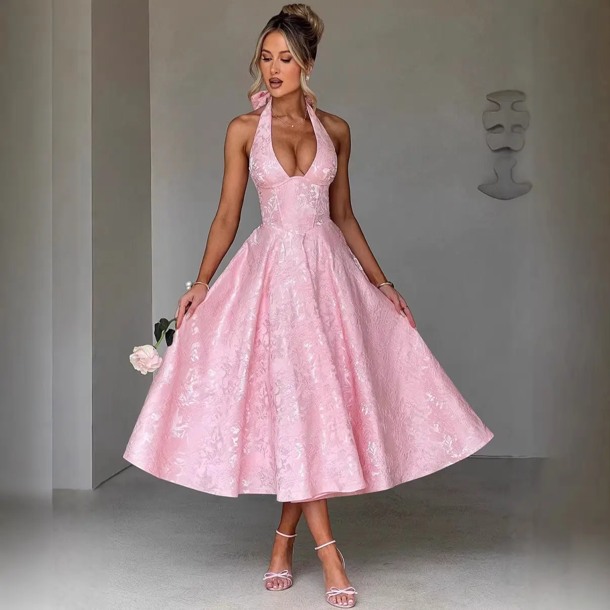 V-neck halter jacquard dress, high-end evening gown, spring-summer sleeveless backless waist-cinching long dress