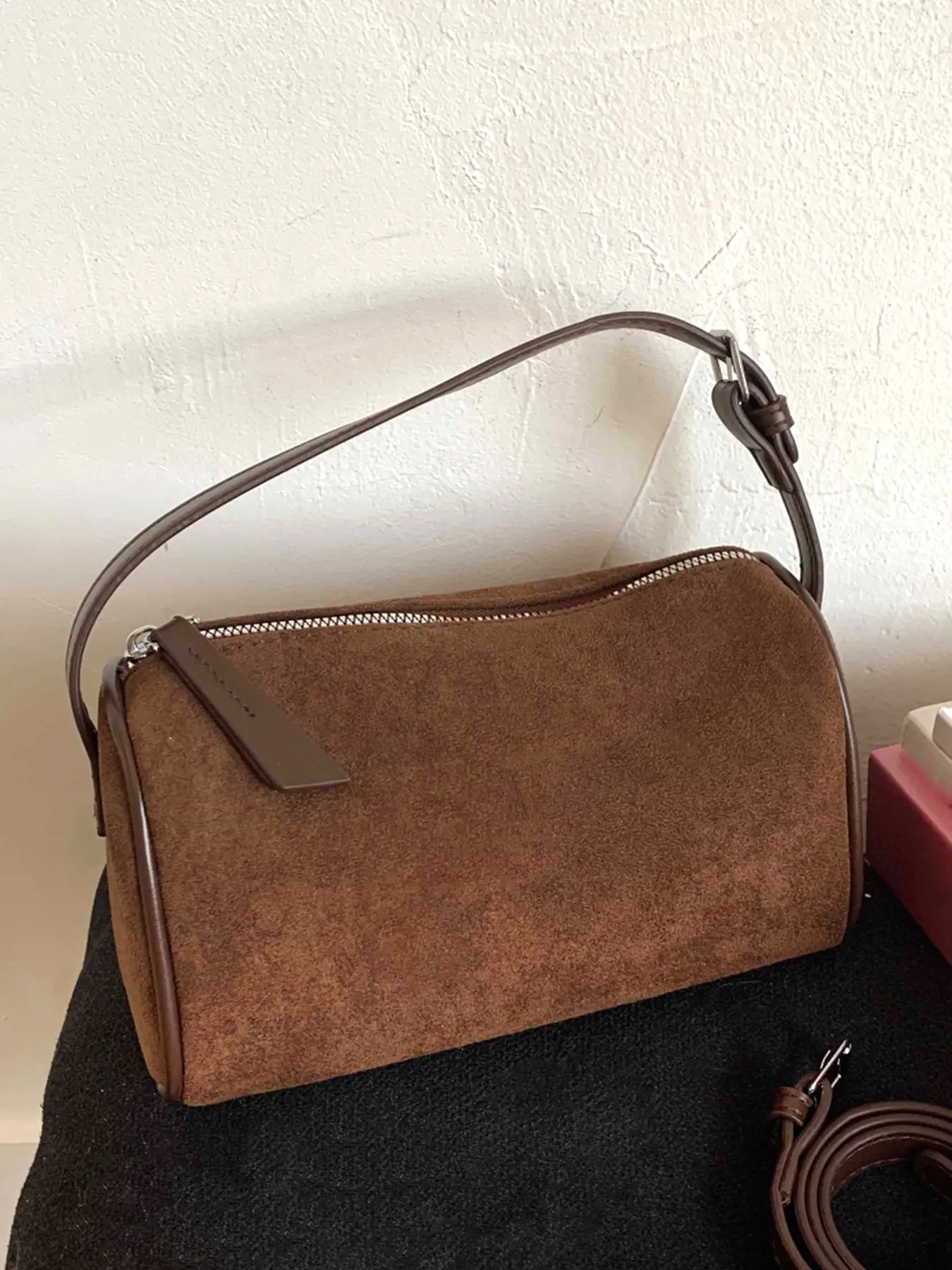 Fashionable frosted cylindrical shoulder bag, casual and versatile Boston shoulder crossbody bag, retro niche design shoulder commuter bag, suitable for commuting to work, daily distribution and other scenarios.