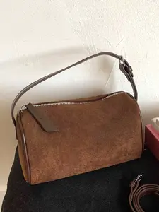 Fashionable frosted cylindrical shoulder bag, casual and versatile Boston shoulder crossbody bag, retro niche design shoulder commuter bag, suitable for commuting to work, daily distribution and other scenarios.