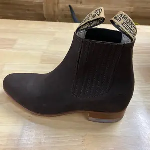 Botín charro piel nobuck color cafe