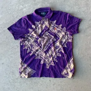 2000’S Y2K PURPLE POLO SHIRT INDIAN ELEPHANT PRINT CHIEF KEEF STYLE