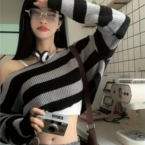 Y2K Long Sleeve Cropped Knit Top, Fitted Round Neck Design for All Seasons, Stylish Women's Fashion for Every Occasion, Striped Knitwear