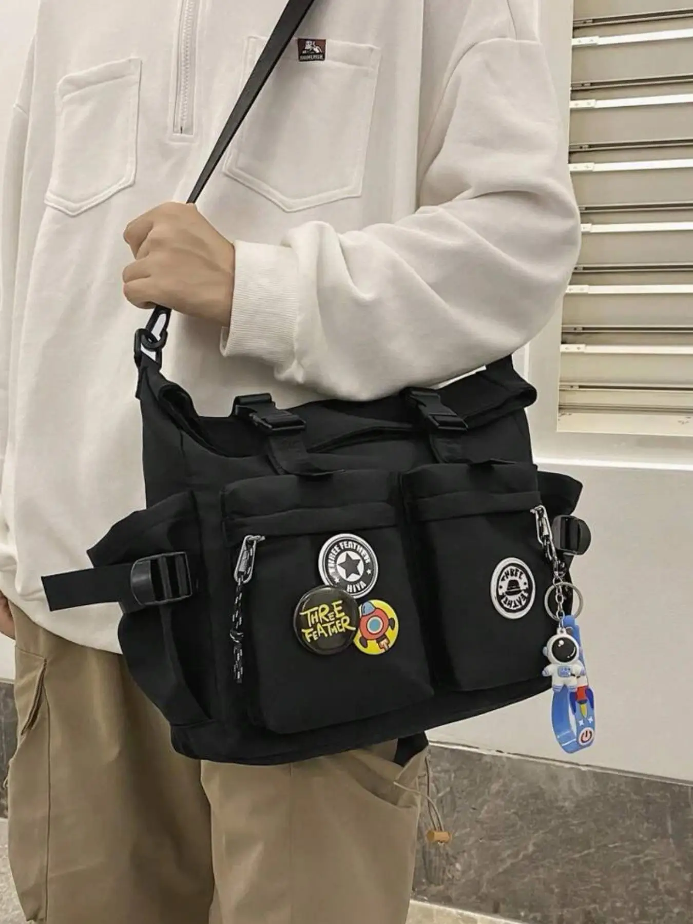 Women's Casual Large Volume Multi-pocket Zipper Crossbody Bag, Summer Letter Patch Solid Color Messenger Bag for Daily Use ( Random Pattern Badge)