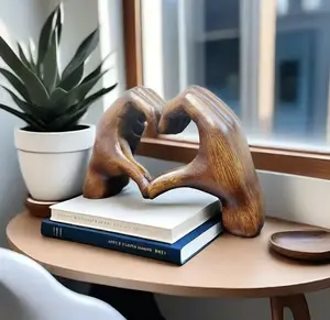 Heart Shaped Resin Hand Sculpture, Modern Desktop Decorative Ornament, Art Decoration for Bookshelf, Home, Office, Cabinet, Room Decor, Desktop Statue, Decorative Sculpture, Gift for Teacher, Mother's Day