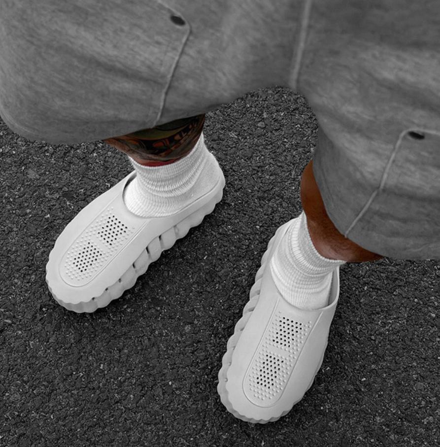 Couple Style Closed-Toe Slides with Thick Sole — Lightweight, Soft Non-Slip Soles, Wear-Resistant; Suitable for Home/Shower Use and Casual Outdoor Wear