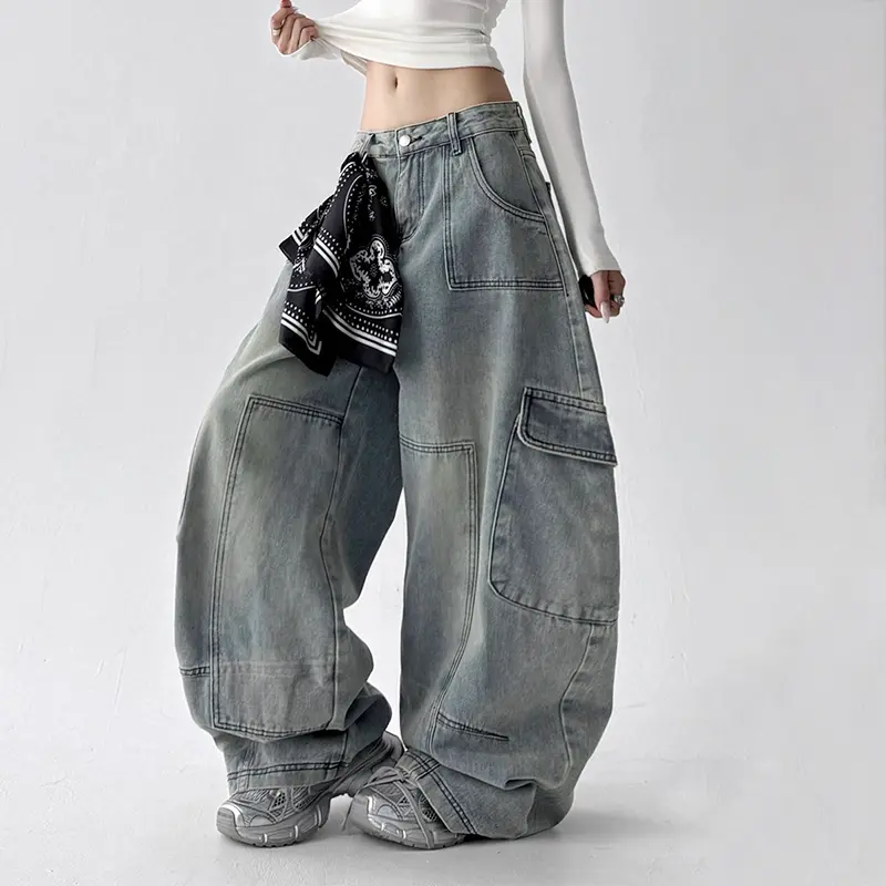 Women’s street hip-hop wide-leg high-waisted jazz dance pants, curved-cut flared jeans, retro skate style with a washed, distressed finish, blue cargo denim jeans with large pockets, pairs well with belt buckles and square floral scarves, loose wide fit.