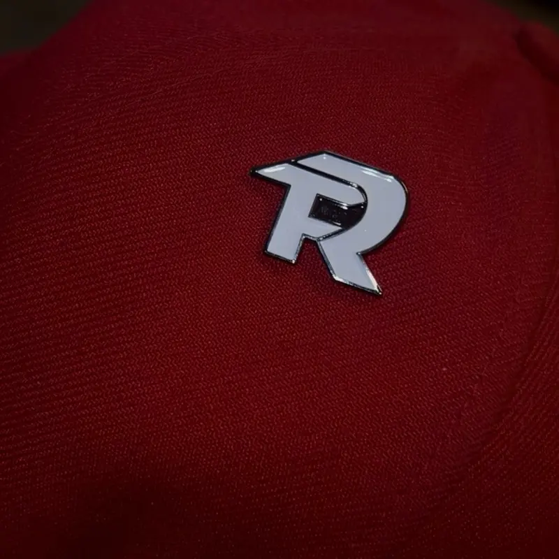 Pero No Te enamores Hat Pin Logo