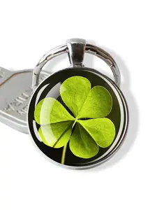 1 Piece Lucky Clover Pattern Keychain, Four Leaf Clover Design Keychain, Round Metal Keychain, Fashion Accessories For Men And Women, Holiday Birthday Party Gifts