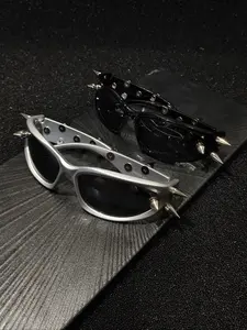 Punk Style Studded Decor Sunglasses, Trendy Casual Gothic Style Sunglasses for Everyday Use, Fashion Accessories for Outdoor Activities, Trendy Beach Eyewear