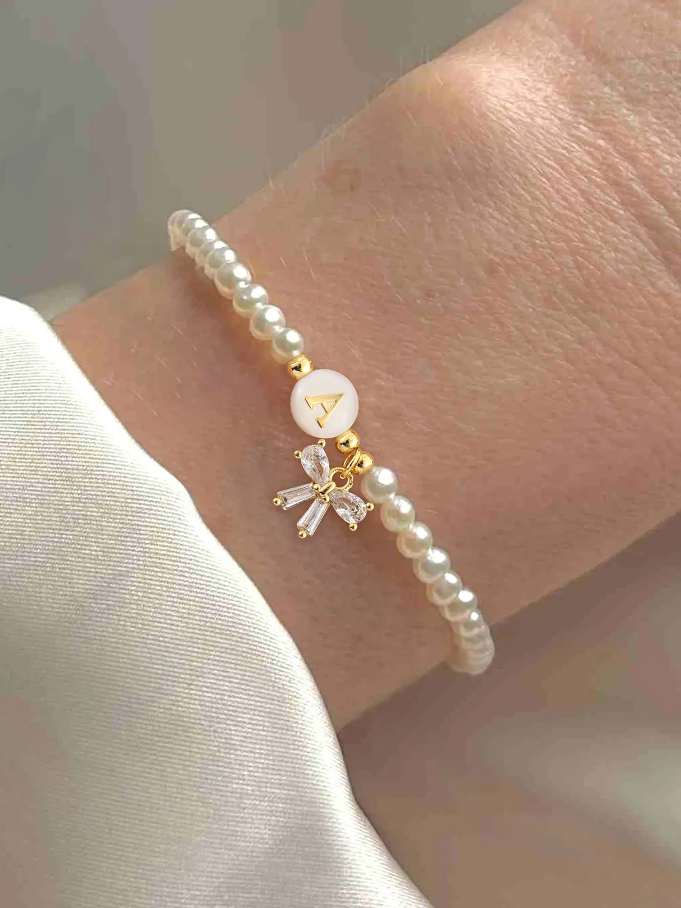 Women's Elegant Faux Pearl Beaded Dainty Crystal Bracelet, Round Letter Crystal Bow Pendant Design, All-Season Fashion Jewelry Accessory, Beaded Bracelets, Exquisite Bracelet