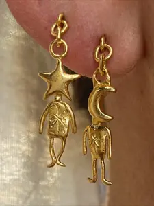 Retro Fashion Star- and Moon-shaped Alien Pendant Earrings. Suitable for Daily Wear, They Are Also Suitable for Occasions Such As Halloween, Music Festivals, and Anniversary Celebrations. You Can Give Them To Her.