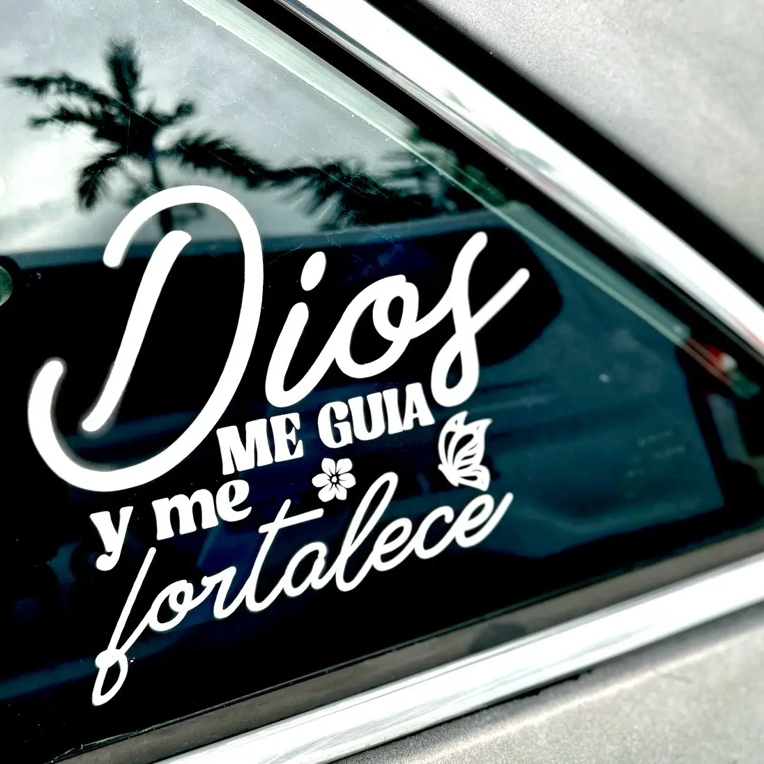 Dios Me Guia Graphic Decal - 6 in Universal Automotive Car Window Sticker, Office Decoration Labels for Bottles