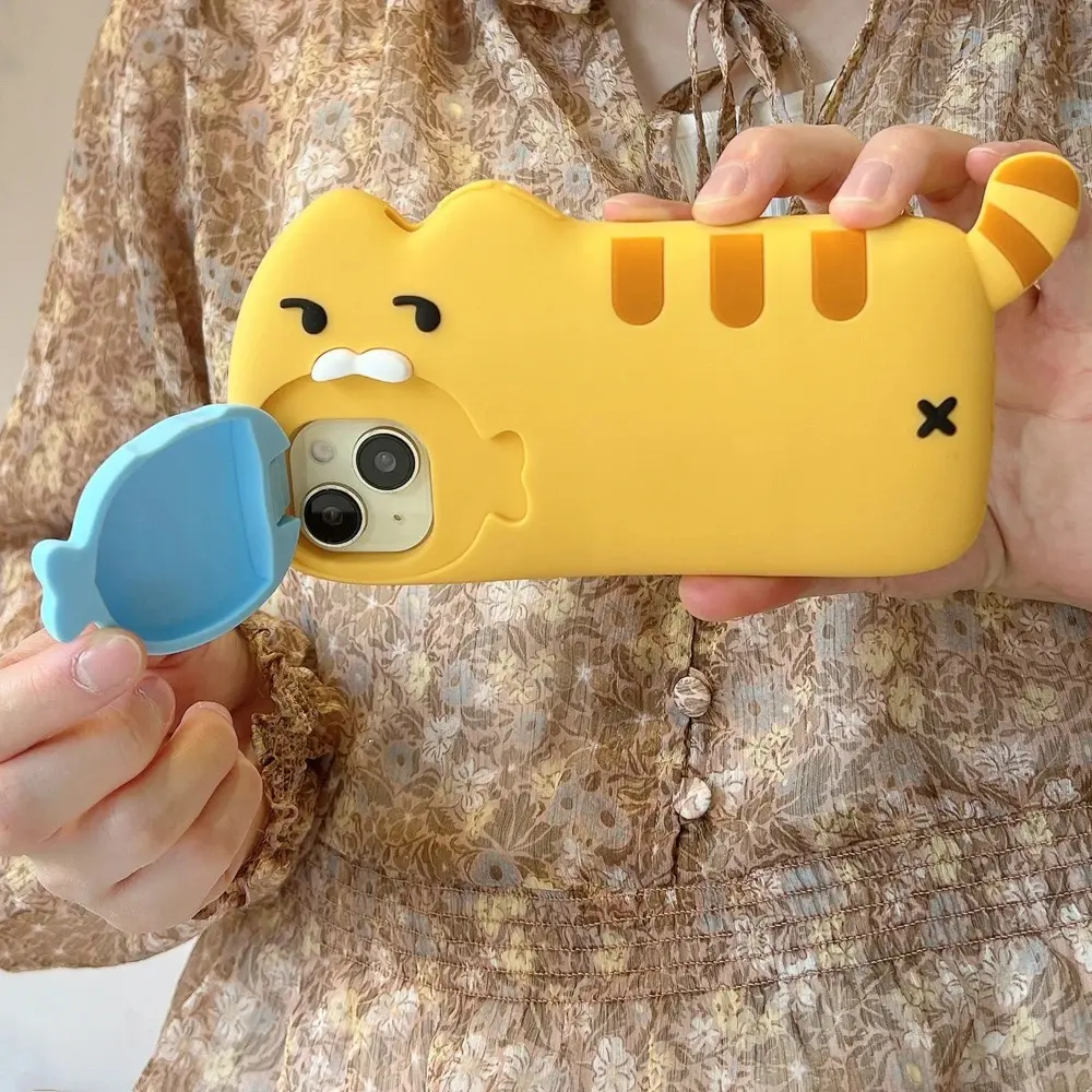 Cute Cartoon Kitten Kitty Eating Fish Cellphone Smartphone Cover Phone Case Mobile Phone Casing for iPhone 17 16 15 14 13 Shockproof Phone Accessory Back Cover Casing Protective Case Stand Silicone Soft Case Protection Accessories