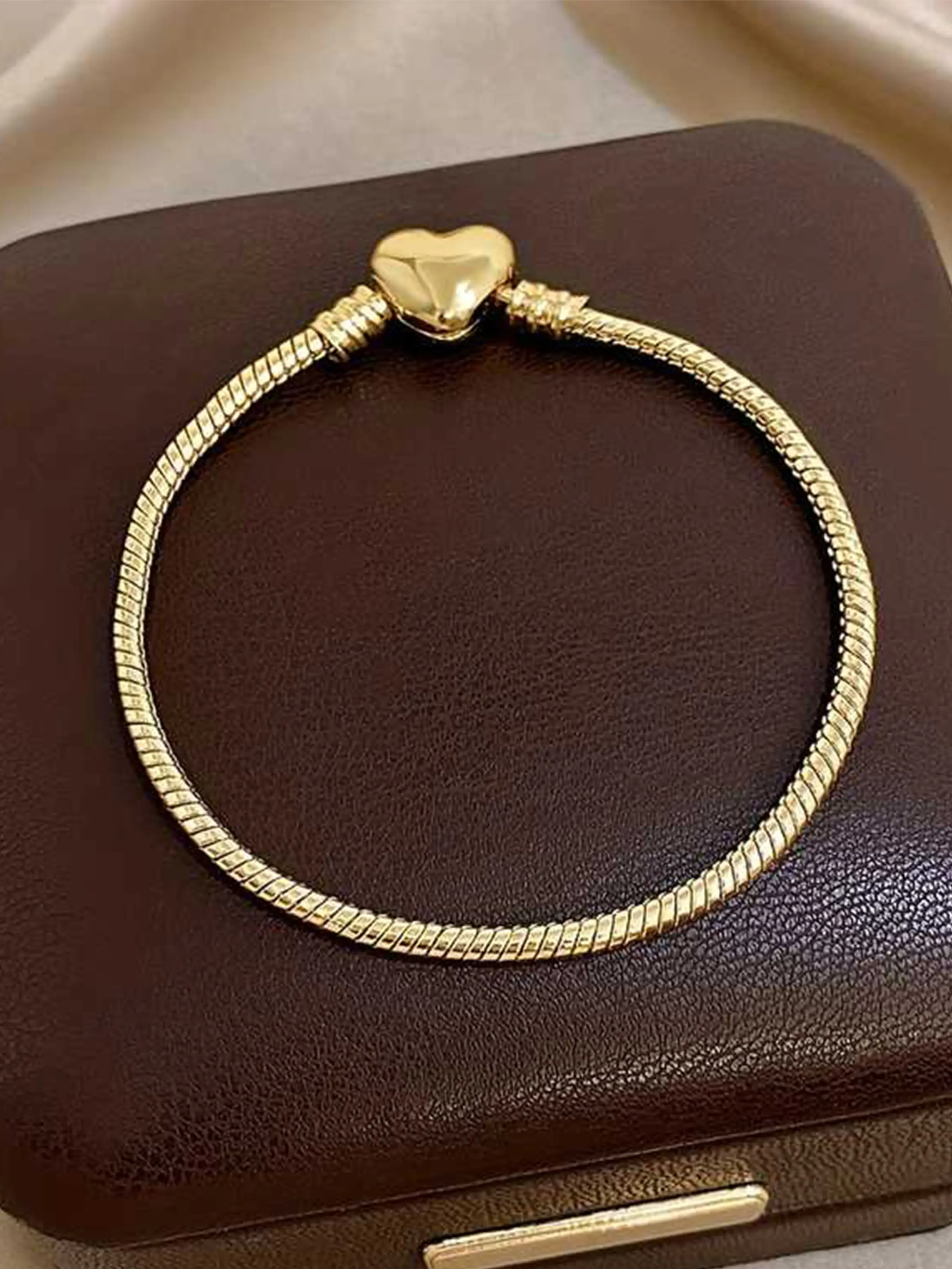 1pc Elegant Stainless Steel Snake Chain Bracelet with Heart Pendant, Heart Shaped Bracelet, Interlocking Design, Durable Daily Jewelry, Unisex Gift, Fashion Bracelet, Eternal Heart Bracelet, Metal Bracelet, Exquisite Bracelet