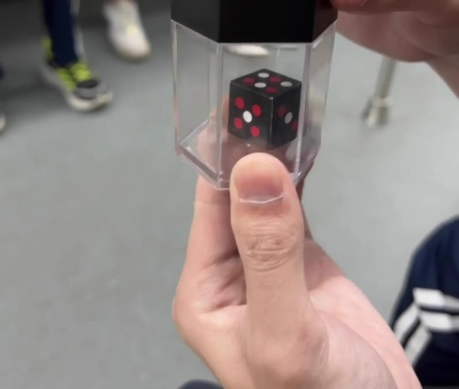 Exploding dice close-up magic props creative table white dice cup 520 Valentine's Day surprise box turns into a ring