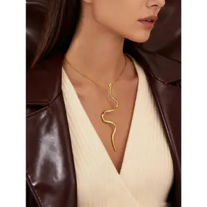 18K Gold-plated Elegant and Charming Women's Necklace, Creative Snake Shaped Pendant Stainless Steel Necklace, Holiday Gift, Graduation Party, Daily Date Accessory To Wear