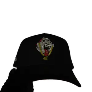 Gorra De El  Makabelico con piedras color negra