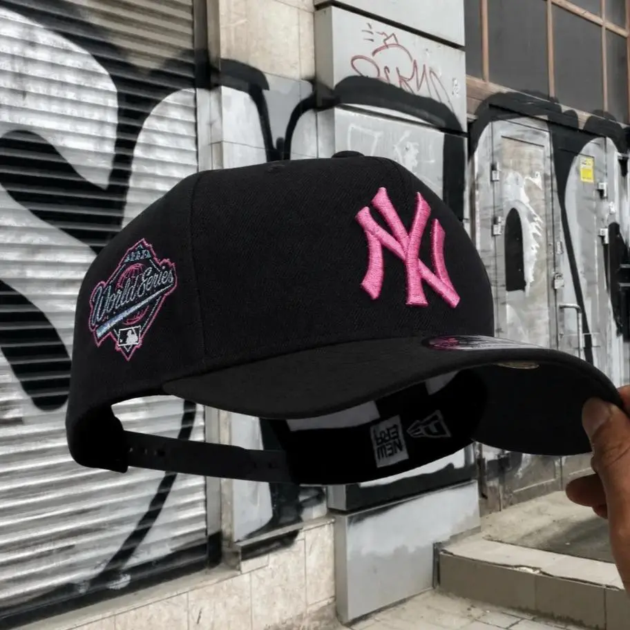 New Era New York Yankees 9FORTY Black Curved Brim Baseball Hat, Pink Embroidered NY Logo & World Series Side Patch, MLB Streetwear Cap, Collector’s Limited Edition 2026 Urban Streetwear Gorra premium, moda urbana para hombres y mujeres