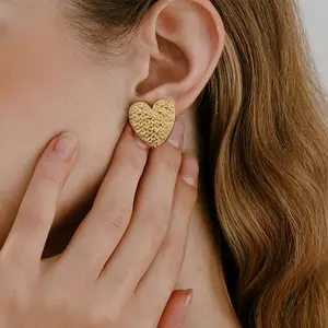 18K Gold-plated Fashionable Temperament Elegant Heart-shaped Water Wave Texture Pattern Stainless Steel Women's Earrings Suitable for Daily Vacation and Leisure, Giving Women Gift Jewelry