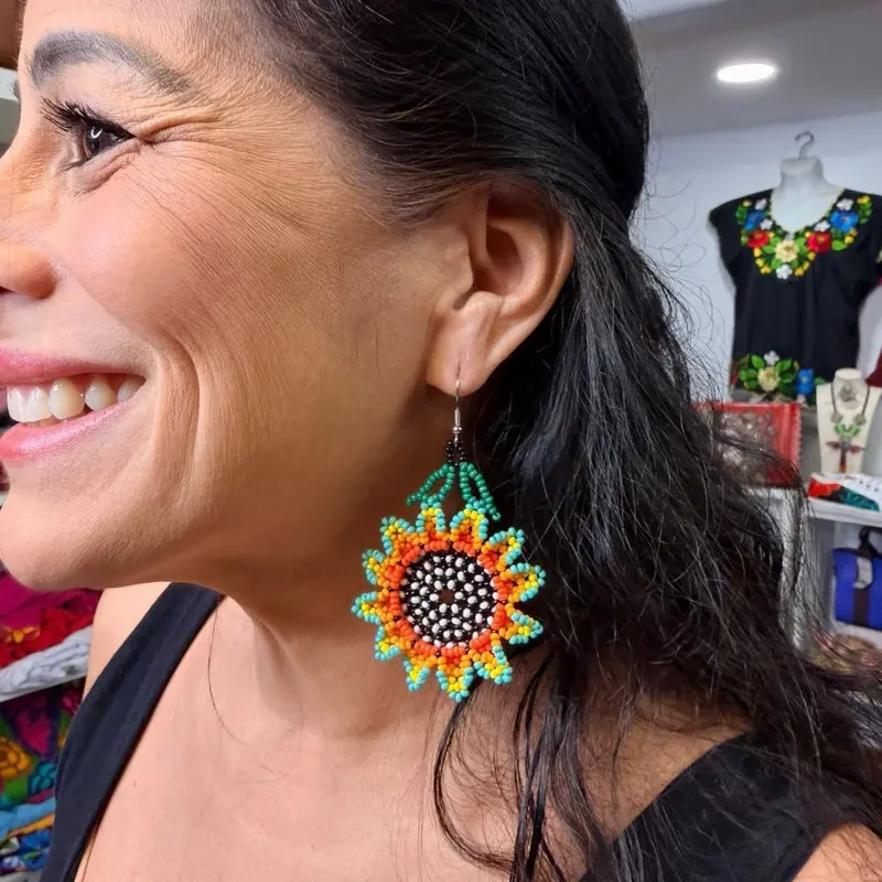 Arete girasol mediano - Beaded earrings hand made in Mexico - aretes mariposa hecho a mano - artesanía mexicana