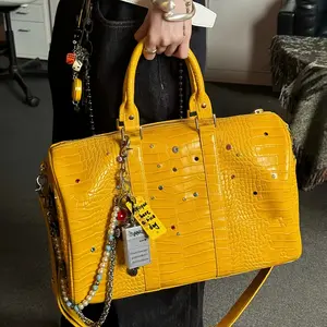 Retro crocodile-pattern PU faux crystal design large-capacity travel tote bag. Neutral-style shiny faux crystal tote bag, unisex crossbody and handheld tote, suitable for short trips, daily business commuting, shopping, and dating.