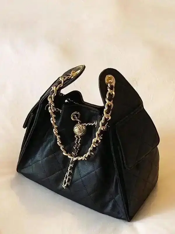 Black and simple, classic, retro and elegant handbag, fashionable exquisite versatile handbag crossbody bag, niche design chain handbag shoulder bag, suitable for daily travel, shopping, dating, etc. Minimalist