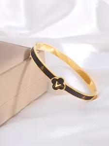 1 French luxury four petal flower leather bracelet, made of 304 stainless steel material, a daily fashionable item, perfect for gifting and party wear, Elegant minimalist bangle