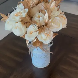 Jaron de Flores en Velas - Floral Arrangement in Vela Container as Shown with Elegant Design and Creamy Flowers Artificial Rose Bouquet Decor Decorative Fruit